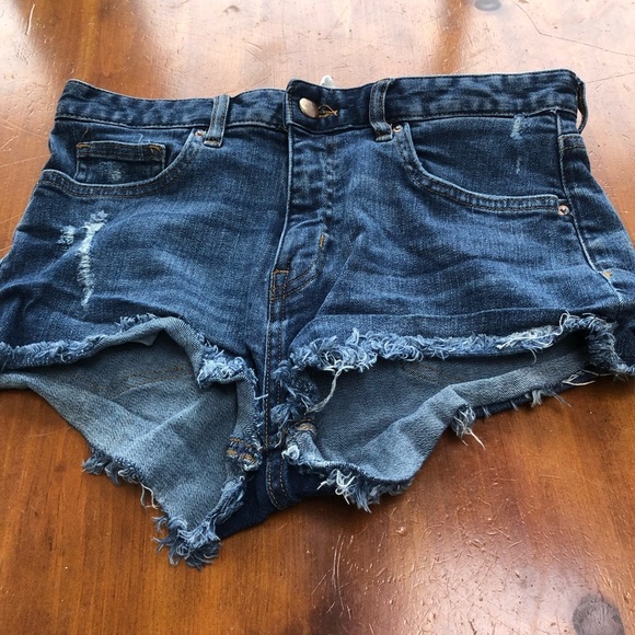 H&M Blue Jean Shorts High-Waisted Distressed size 6, preloved but lots of life - Picture 6 of 7
